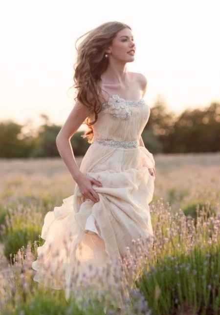 Escolhi um modelo de vestido confortável, mas que tem glamour;