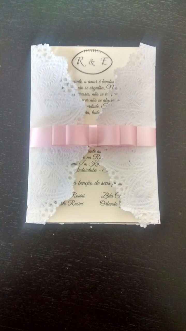 Nosso convite ficou assim, só a fita que trocamos por fita de cetim na cor champanhe, tudo feito por