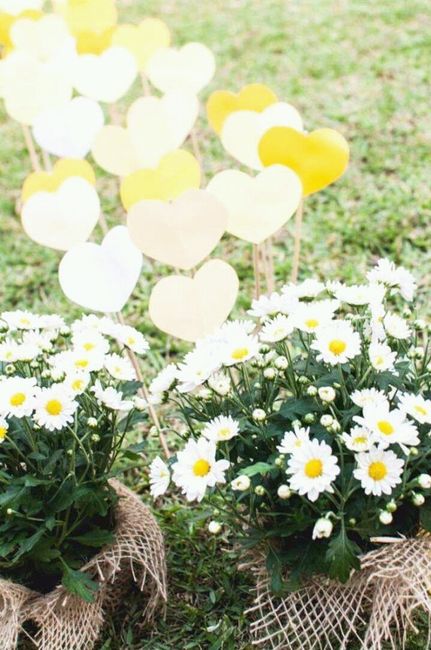 Vamos usar margaridinhas e coração de cartolinas e juta na decoração da cerimônia que será na área e