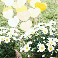Vamos usar margaridinhas e coração de cartolinas e juta na decoração da cerimônia que será na área e