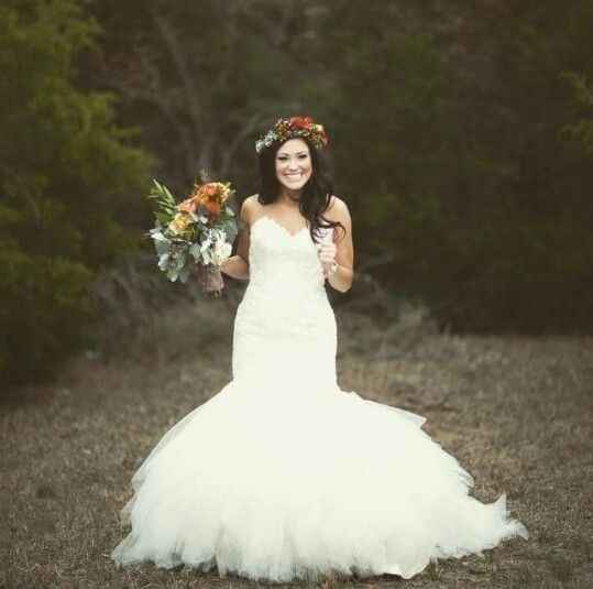 Kari Jobe (vestido, coroa e buquê)