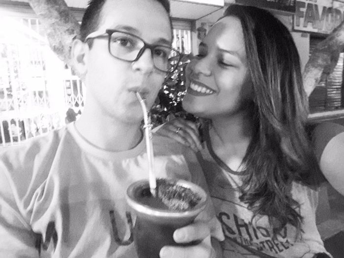 a foto que mais nos resume: nós, um mate e o meu sorriso que é uma das coisas que ele me trás.