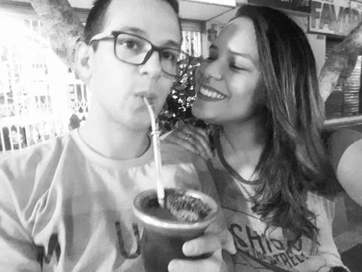 a foto que mais nos resume: nós, um mate e o meu sorriso que é uma das coisas que ele me trás.