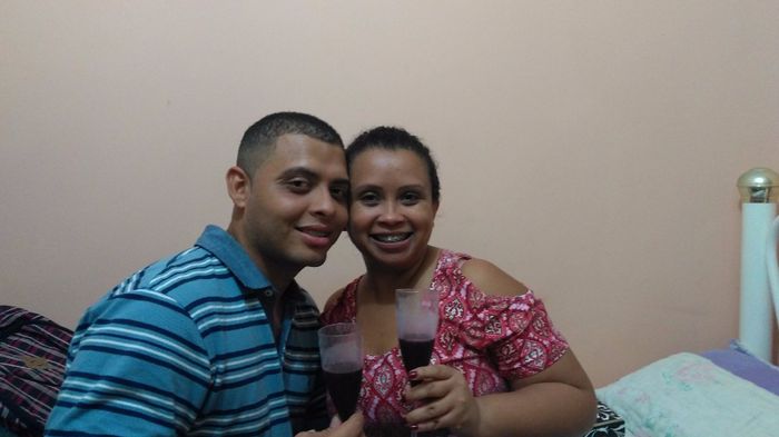 Toamando um vinho em comemoração.