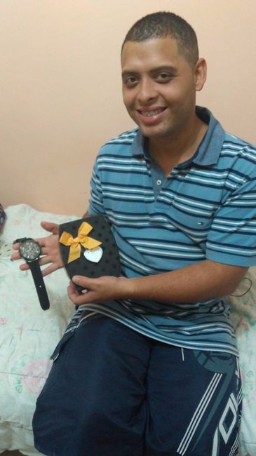 Todo feliz com o presente que ganhou!