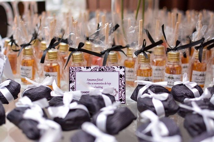 Para os convidados, demos bem casados e aromatizadores de ambiente com cheirinho de champanhe e mora