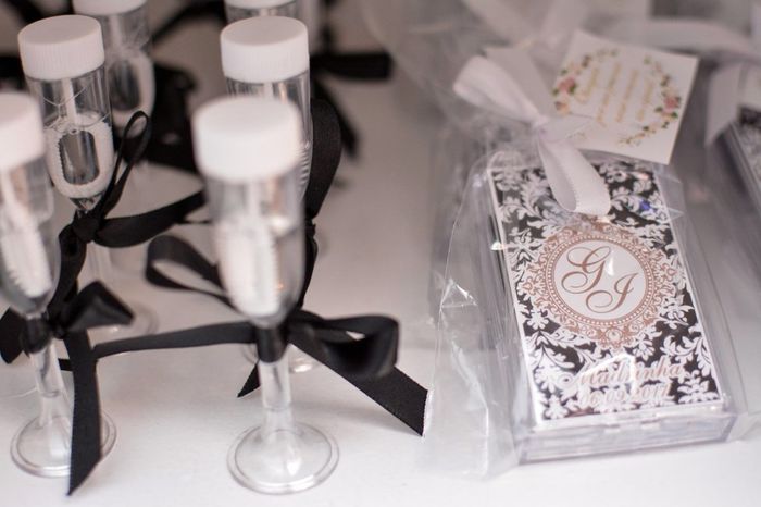 Para as madrinhas, demos mini kit de maquiagens (as bolhas de sabão foram usadas no fim da cerimonia