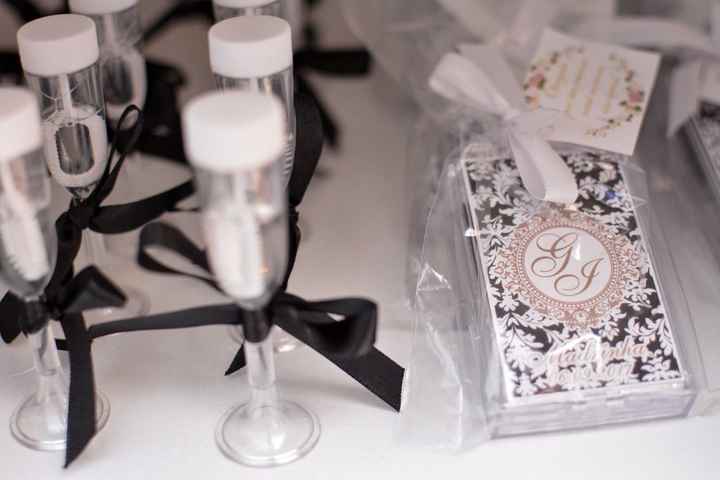 Para as madrinhas, demos mini kit de maquiagens (as bolhas de sabão foram usadas no fim da cerimonia