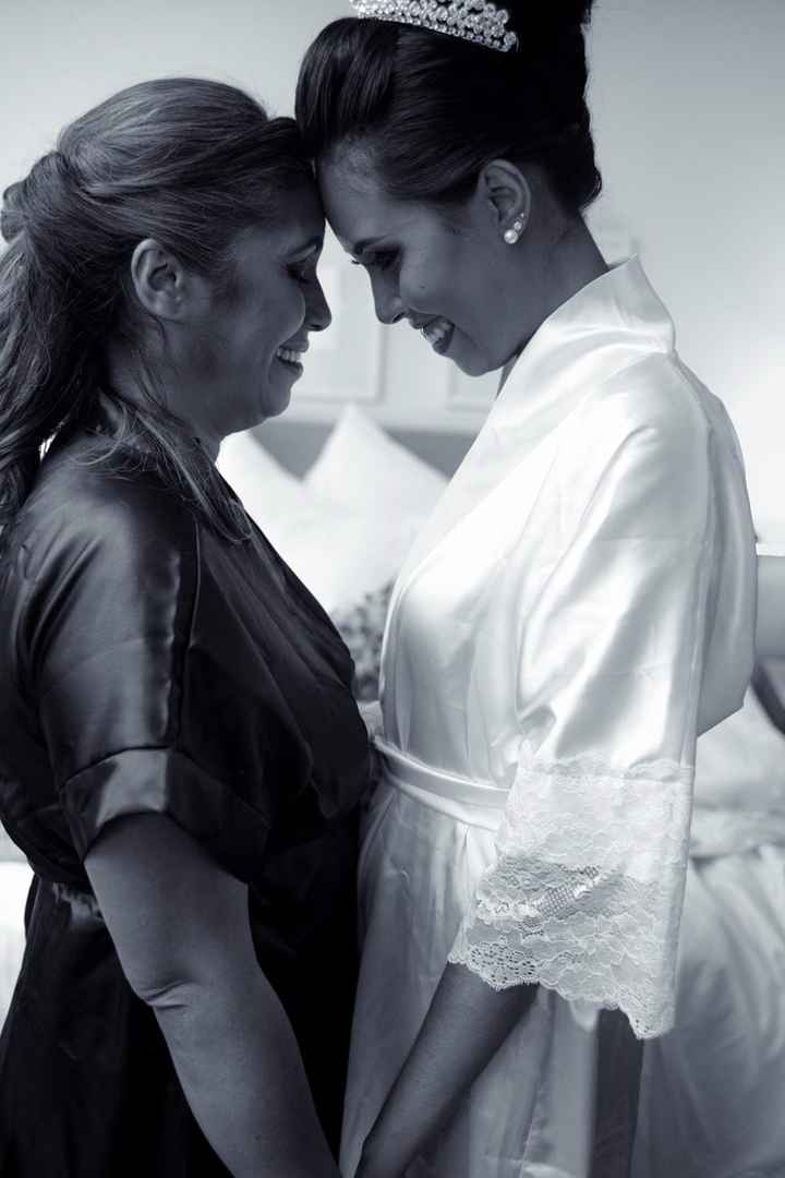 Minha mãe chorou muito o dia todo, ela estava muito emocionada. Nesta foto ela estava se desmanchand