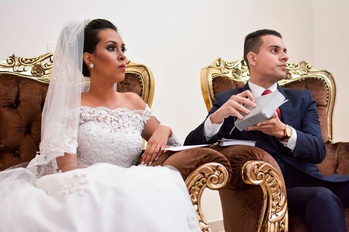 Somos Testemunhas de Jeová, então em  nossa cerimonia ficamos sentados.