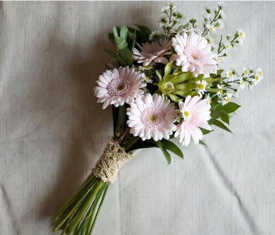Virgem: Buques de flores do campo e madressilvas.