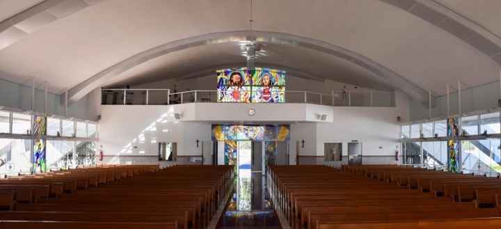 Igreja sem decoração vista do altar para a porta