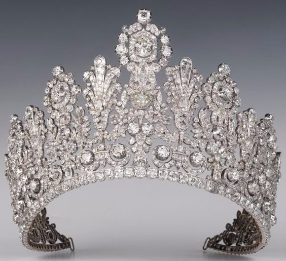 Tiara, coroa ou porta coque? 3