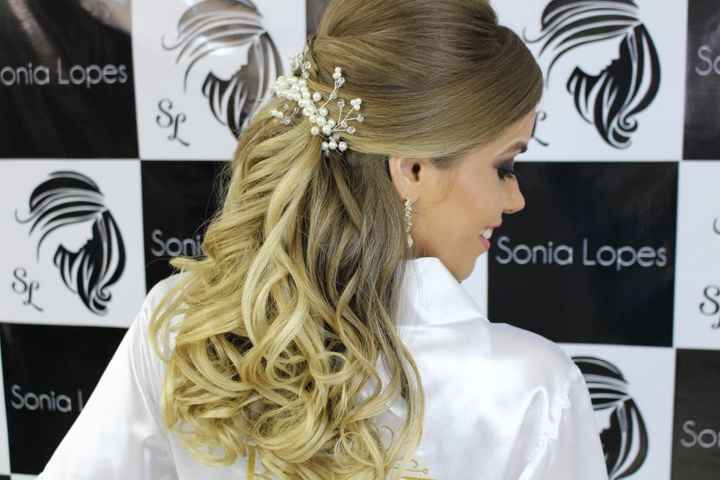 Penteado semi preso.