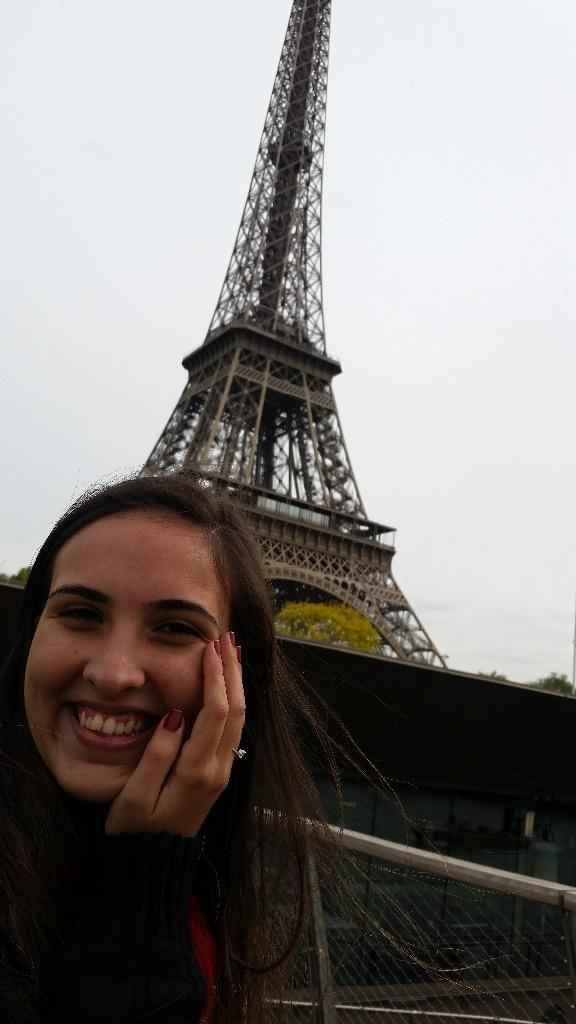 Meu sorriso de orelha a orelha com o anel no dedo hahaha