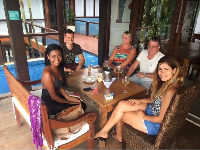 Resenha com a família alguns dias antes de se casar.
