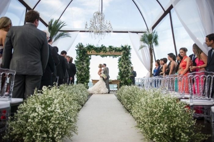 Quero muito esse tapete branco com caminho de flores!!!