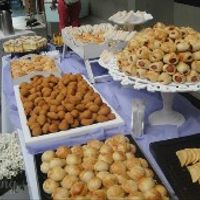 sanduiches, mini hamburgues, mini quiches e pastelzinhos.. 