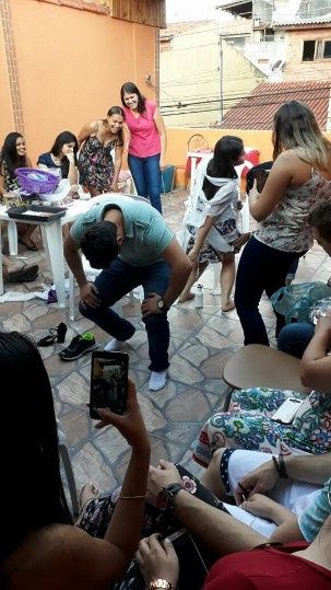 Mico da boquinha da garrafa: a dificil tarefa de colocar a caneca amarrada na cintura na garrafa kkk