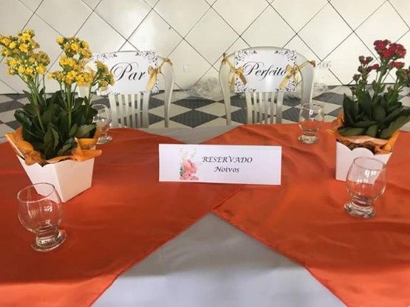 detalhe mesa dos noivos (reparem na plaquinha das cadeiras)