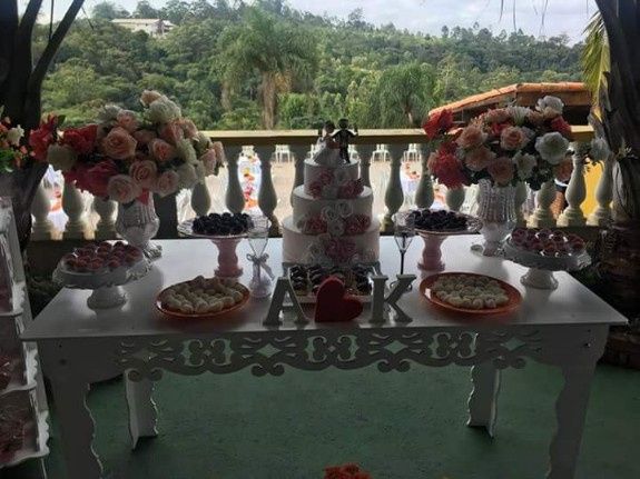 mesa do bolo. Vasos pequenos porque tenho apenas 1,49m kkkk os grandes iriam me tampar facilmente