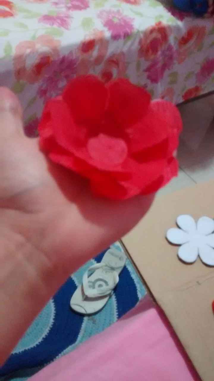 Feita em papel crepom.