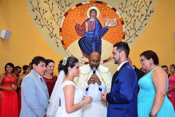 Padre chamou nossos pais para homenagear lá na frente
