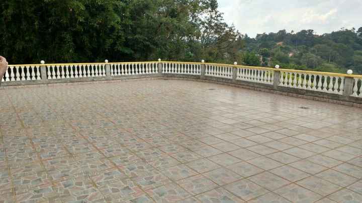 Espaço em frente a piscina, se não chover irei utilizar para por mesas também