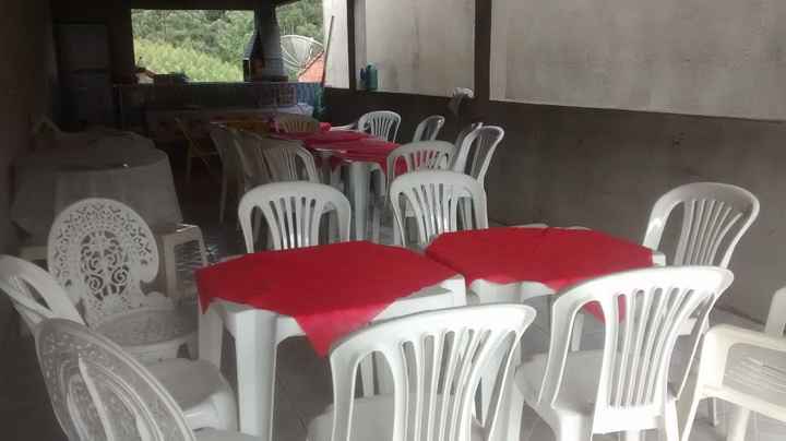 Mesas prontas para recebê-los
