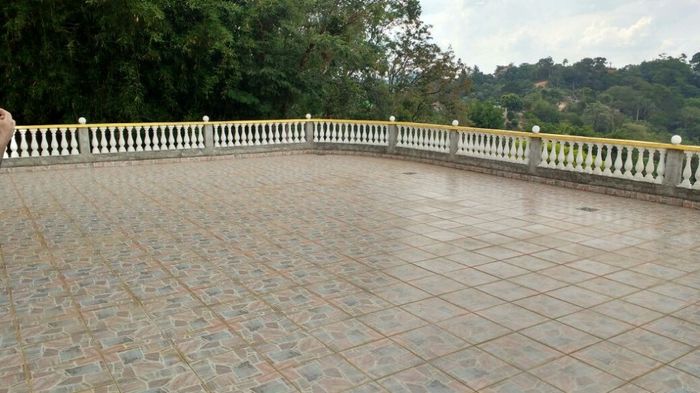 Espaço em frente a piscina, se não chover irei utilizar para por mesas também