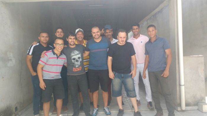 Meu noivo (de cinza, camiseta com caveira) e os padrinhos