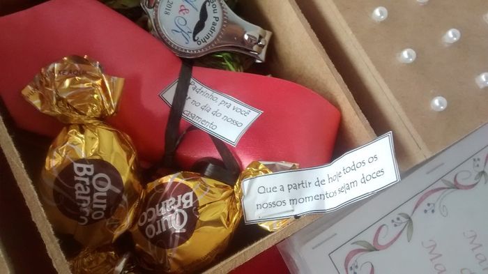 Presentes dos padrinhos. Doces, gravata para o dia e um mini abridor de garrafa / cortador de unha /