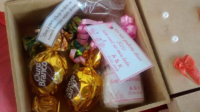 Presente das madrinhas. Doces, um mini hidrante e tem o porta recados com o nome de cada madrinha