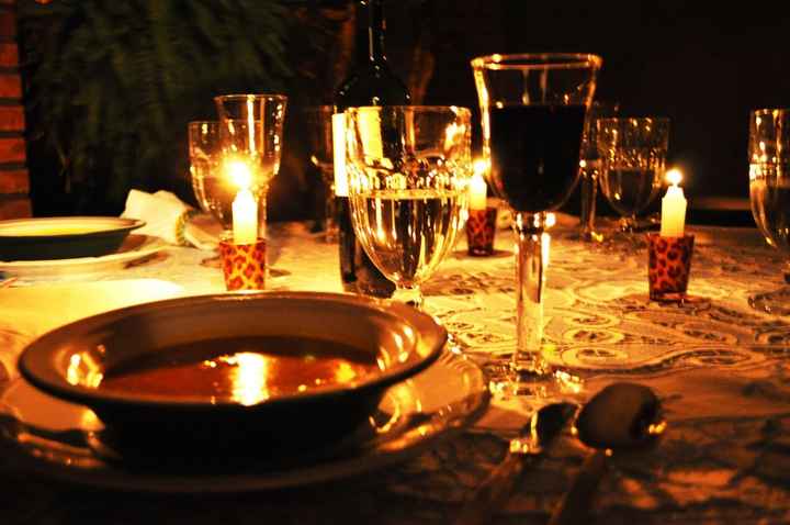 JANTAR ROMÂNTICO A LUZ DE VELAS