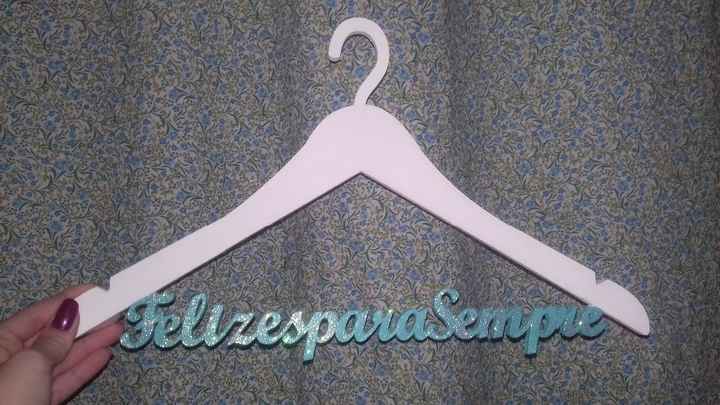Pintado e com glitter nas letras! ♥