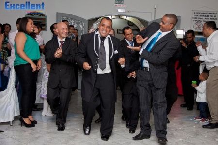 O Noivo dançando