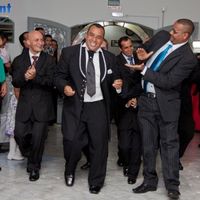 O Noivo dançando