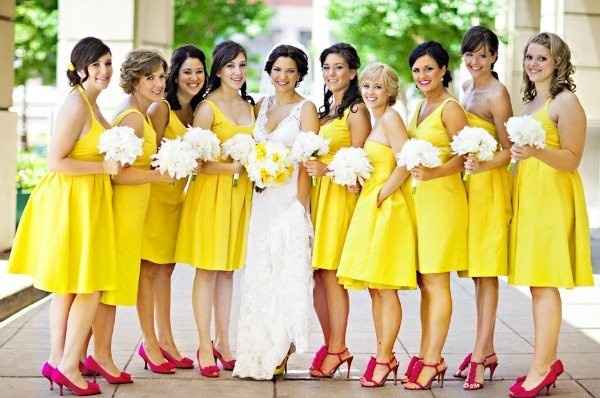 Damas adultas de vestidos amarelos