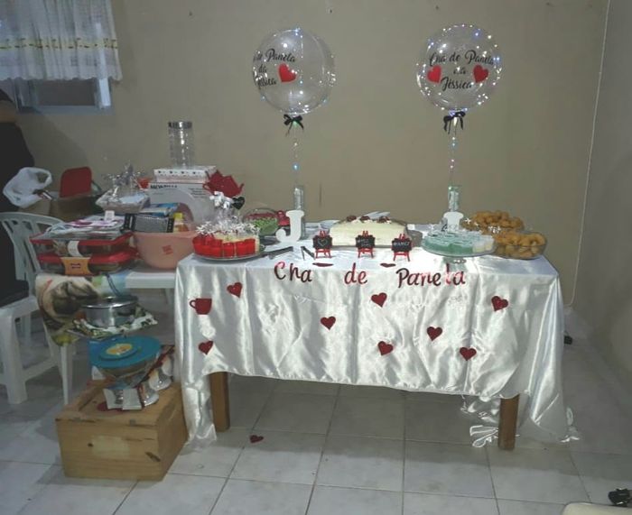 a mesa e os presentes ao lado