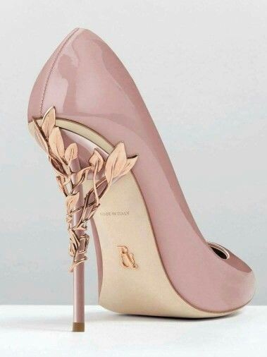 Sapato rosé com dourado