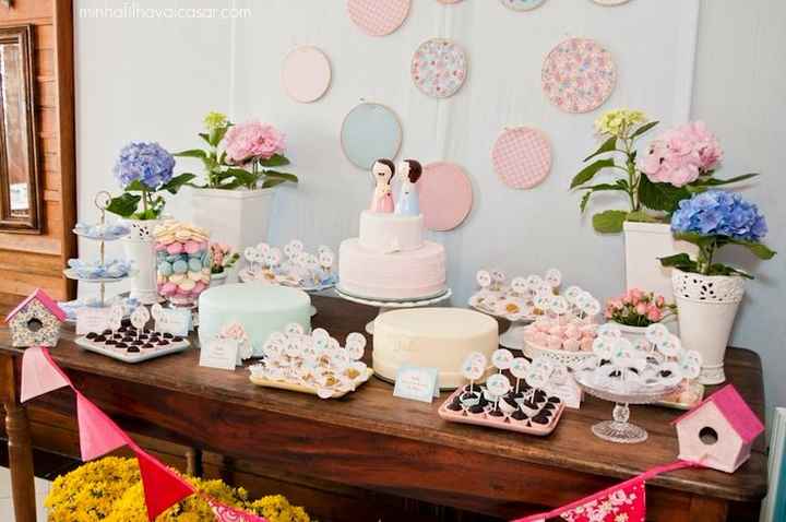 Mesa romântica para bolo - Dica: se vc colocar mais doces q comidinhas, não precisará de tantos arra