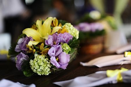 DECORAÇÃO ROXO COM AMARELO