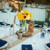 Meus centros de mesa serão: Garrafas com flores (imagem ilustrativa)