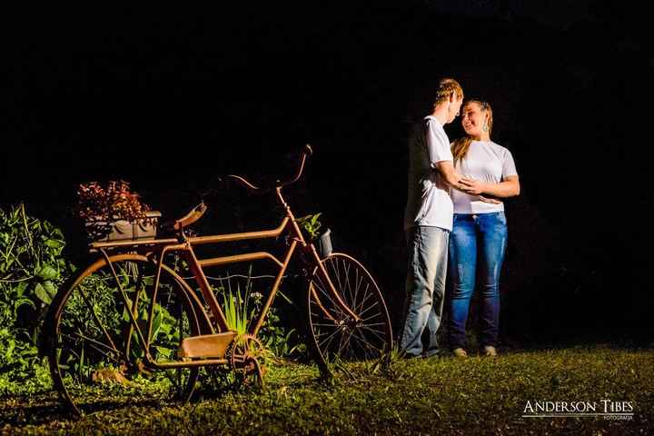 no jardim da minha mae!Eu e o meu noivo q ajeitamos a bicicleta!!!