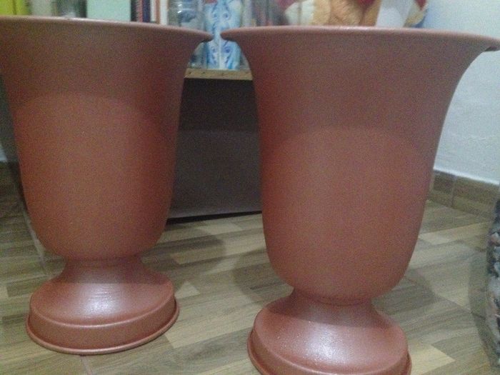 Vasos da mesa de bolo. Eram Laranjas e pintamos de Rosé