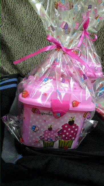 as floristas maiores receberam uma mini caixinha ao invés de um copinho como as menores.