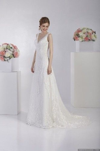 Qual vestido fica melhor com este véu? 3