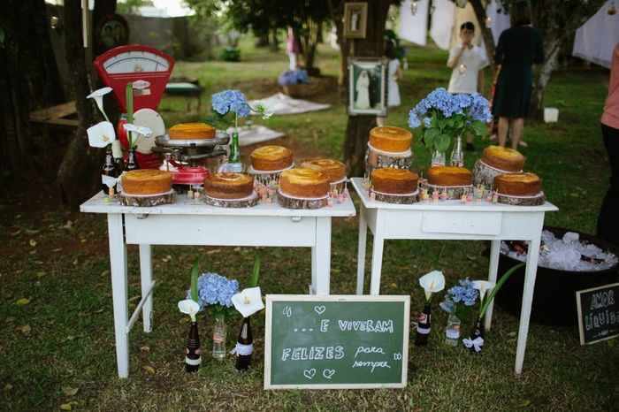 1. Mesa com bolos caseiros de diversos sabores