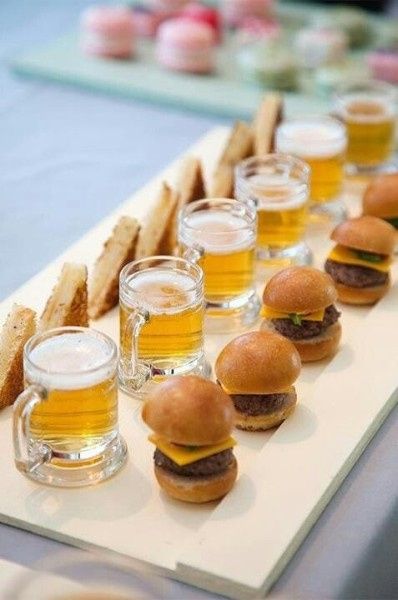 2. Mini queijo quente + shot cerveja + mini burguer