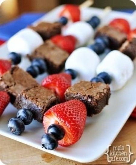 7. Espetinhos de frutas vermelhas, marshmellow e brownie